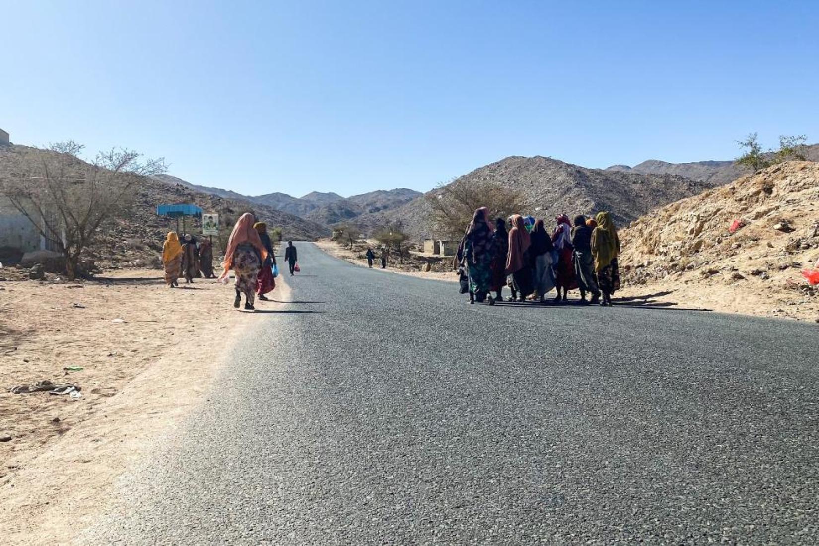 نساء مهاجرات عالقات يَعُدنَ من حدود المملكة العربية السعودية إلى مدينة صعدة مشياً على الأقدام.
