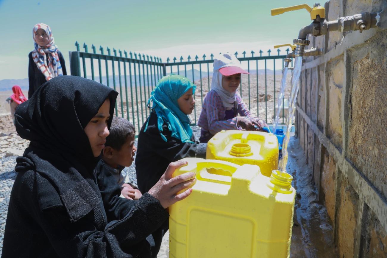Women and children from Alarrah with their jerry cans bringing water