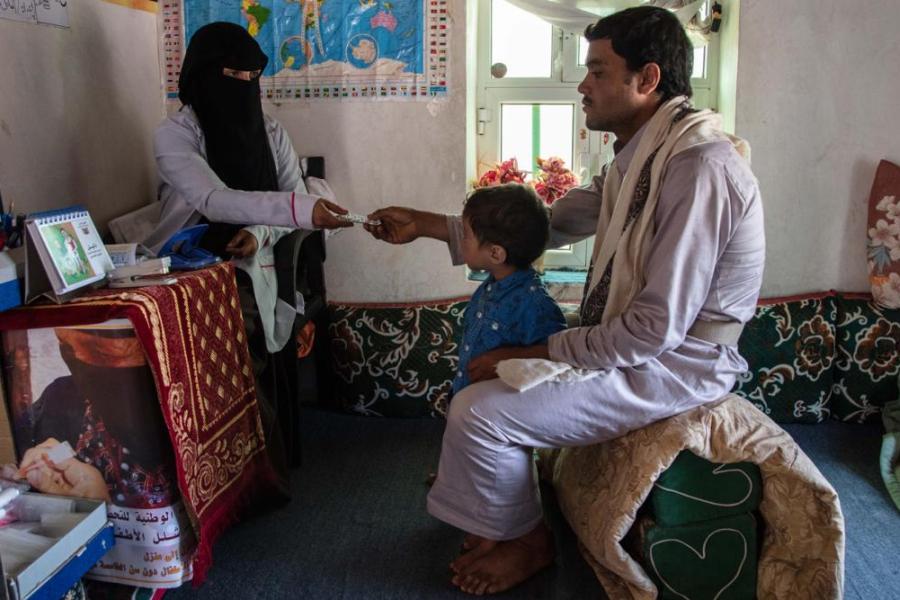 Asma’a receives the villagers and gives them medicines