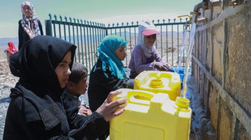 Women and children from Alarrah with their jerry cans bringing water
